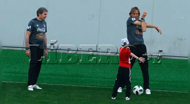 Ricardo Gareca mostró su lado más tierno al lado de su nieto en entrenamiento Ricardo Gareca mostró su lado más tierno al lado de su nieto en entrenamiento