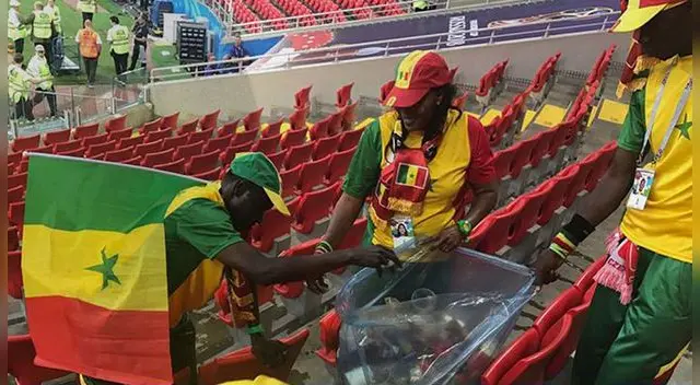 Hinchas africanos dieron el ejemplo post partido contra Polonia, se llevaron sus desperdicios.