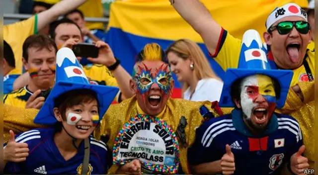 Hinchas japoneses recogen basura tras el partido frente a Colombia en el Mundial | Video