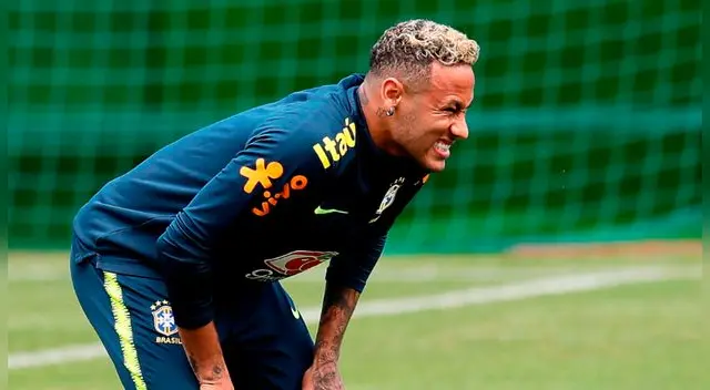 Neymar sufrió golpe en el tobillo derecho y genera alarma en Brasil. Foto: AFP Neymar sufrió golpe en el tobillo derecho y genera alarma en Brasil. Foto: AFP