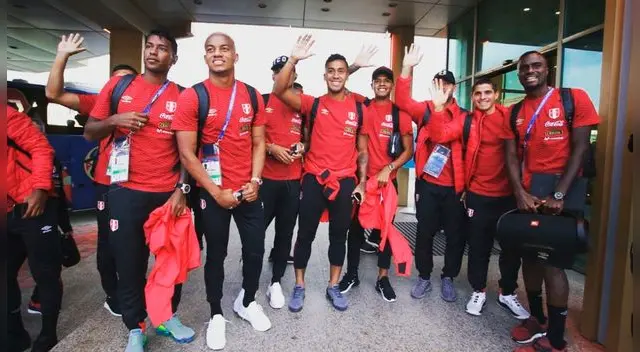 La selección peruana dedicó un momento para saludar a los hinchas nacional que llegaron hasta el hotel Ramada. Foto: Selección peruana