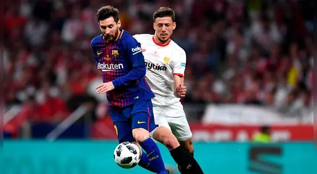 Clement Lenglet disputa un balón con Lionel Messi Clement Lenglet disputa un balón con Lionel Messi