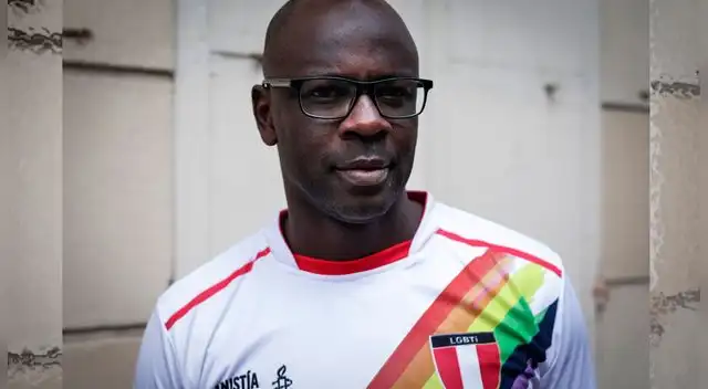 Lilian Thuram apareció con la camiseta de la selección peruana.