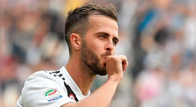 Miralem Pjanic juega en la primera línea de volantes. Miralem Pjanic juega en la primera línea de volantes.