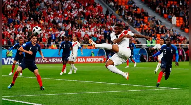 André Carrillo centró perfecto y Jefferson Farfán casi marca el gol. André Carrillo centró perfecto y Jefferson Farfán casi marca el gol.