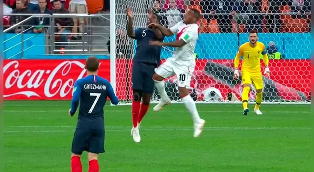 Samuel Umtiti sintió la fuerza de Jefferson Farfán Samuel Umtiti sintió la fuerza de Jefferson Farfán