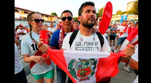 Hinchas de Perú terminaron entre lágrimas la derrota ante Francia. Foto: EFE