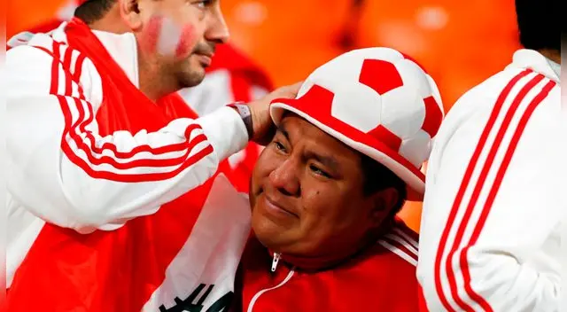 Hinchas de Perú terminaron entre lágrimas la derrota ante Francia. Foto: EFE