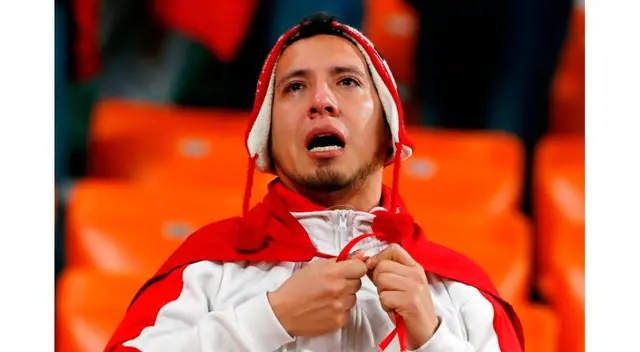 Hinchas de Perú terminaron entre lágrimas la derrota ante Francia. Foto: EFE