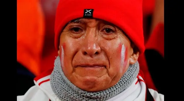 Hinchas de Perú terminaron entre lágrimas la derrota ante Francia. Foto: EFE