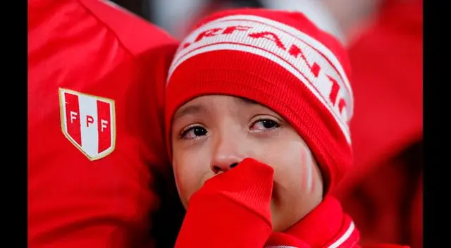 Hinchas de Perú terminaron entre lágrimas la derrota ante Francia. Foto: EFE