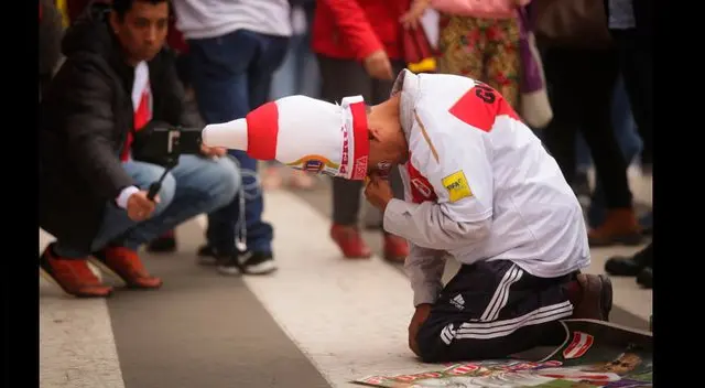 Hinchas de Perú terminaron entre lágrimas la derrota ante Francia. Foto: Líbero