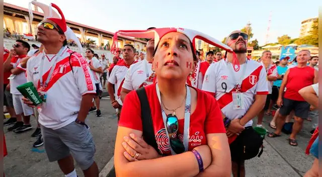 Hinchas de Perú terminaron entre lágrimas la derrota ante Francia. Foto: EFE
