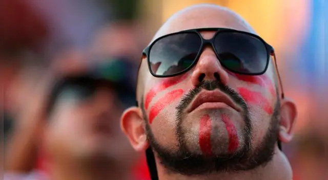 Hinchas de Perú terminaron entre lágrimas la derrota ante Francia. Foto: EFE