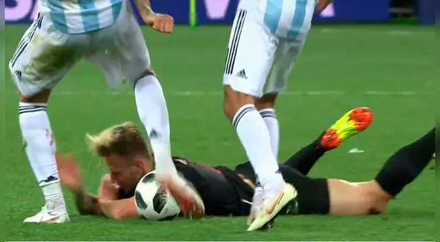 Nicolás Otamendi pateó el balón a Iván Rakitic en Rusia 2018. Nicolás Otamendi pateó el balón a Iván Rakitic en Rusia 2018.