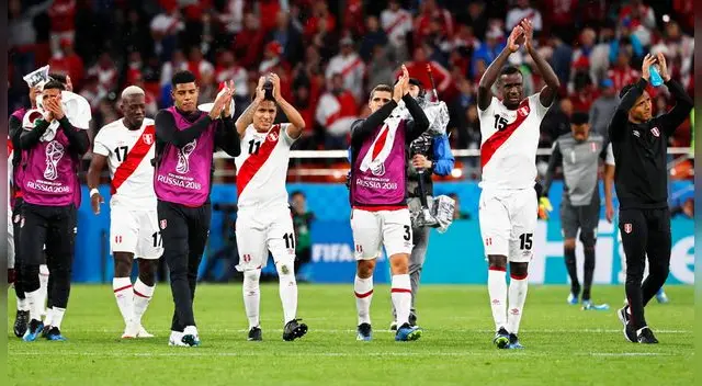 Los jugadores de la Selección Peruana le dedican palmas a la hinchada. Los jugadores de la Selección Peruana le dedican palmas a la hinchada.