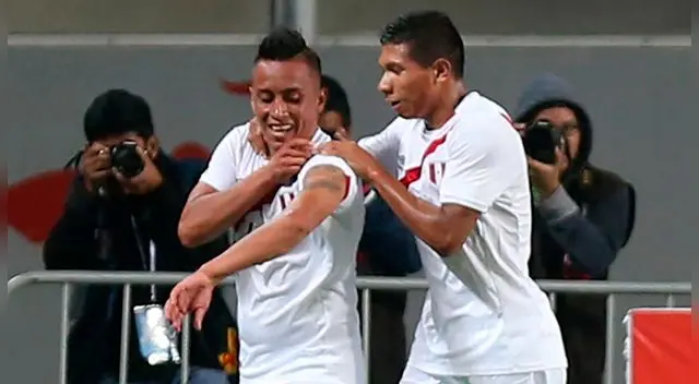 Christian Cueva y Edison Flores celebran un gol de la Selección Peruana. Christian Cueva y Edison Flores celebran un gol de la Selección Peruana.