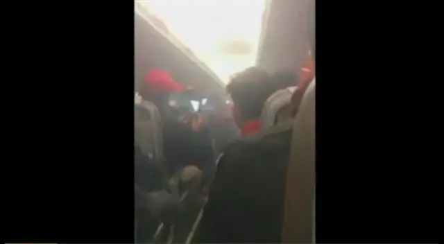 Avión en el que iban hinchas peruanos de Moscú sufrió fallas en pleno vuelo. Avión en el que iban hinchas peruanos de Moscú sufrió fallas en pleno vuelo.