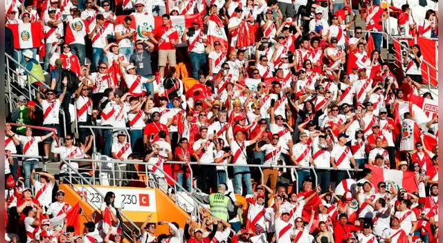 Rusia 2018: Hinchas peruanos limpian el estadio tras partido ante Francia Rusia 2018: Hinchas peruanos limpian el estadio tras partido ante Francia