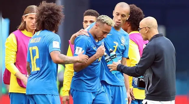Neymar es consolado por sus compañeros tras el triunfo ante Costa Rica. Neymar es consolado por sus compañeros tras el triunfo ante Costa Rica.