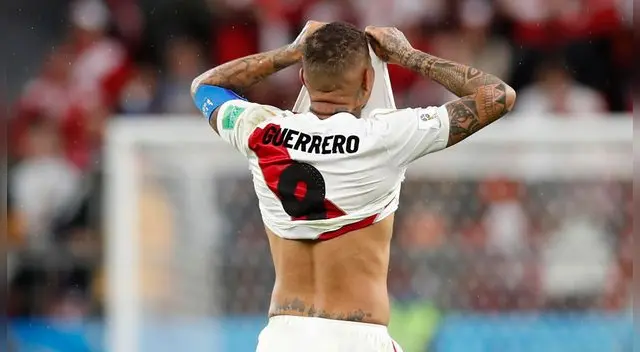 Paolo Guerrero se lamenta de una ocasión fallada en el Mundial Rusia 2018. Paolo Guerrero se lamenta de una ocasión fallada en el Mundial Rusia 2018.