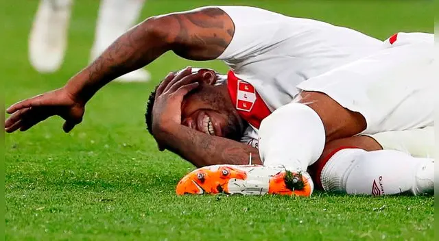 Farfán tuvo un golpe en la cabeza durante la práctica y tuvo que dejar el campo en ambulancia. Foto referencial