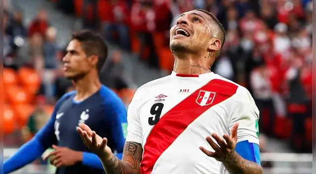 Paolo Guerrero se lamenta de una ocasión fallada en el Perú vs. Francia.