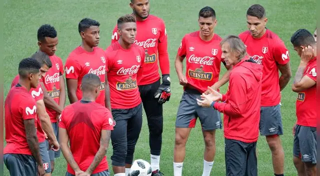 Ricardo Gareca junto a los jugadores de la Selección Peruana.