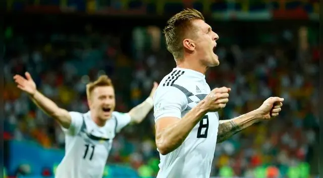 Toni Kroos celebra su golazo de tiro libre a Suecia. Toni Kroos celebra su golazo de tiro libre a Suecia.