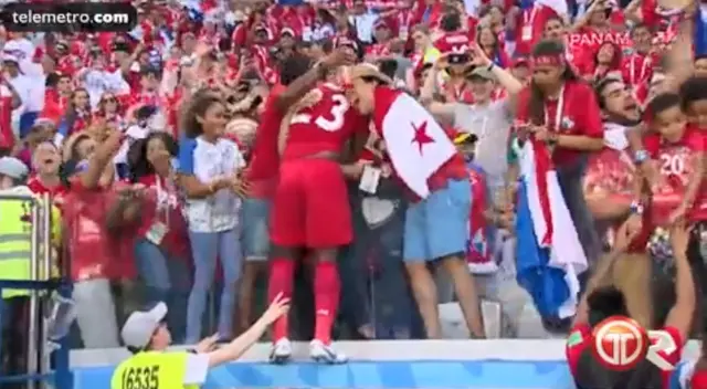 Felipe Baloy celebró el primero gol de Panamá en el mundial junto a los hinchas.