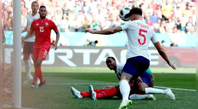 John Stones anota el 4-0 de cabezazo para los ingleses.