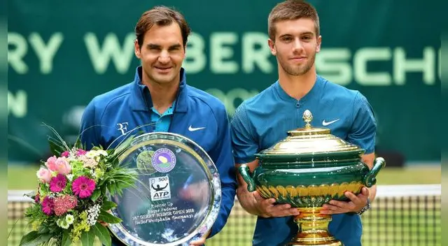 Roger Federer posa ante esta joven estrella croata que promete sorprender en el tenis. Foto: EFE Roger Federer posa ante esta joven estrella croata que promete sorprender en el tenis. Foto: EFE