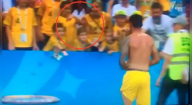 Perú vs Australia | Rusia 2018: Hincha peruano intentó quitarle a un niño la camiseta que Tim Cahill le había regalado
