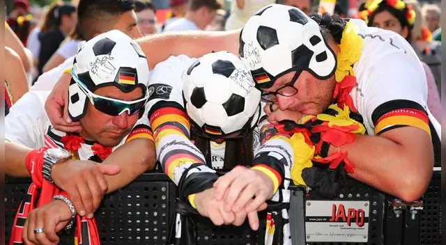 El sufrimiento de los hinchas de Alemania en la plaza de Berlín. Foto: EFE