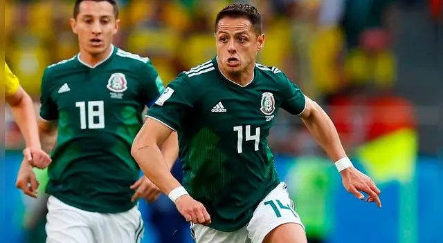 Una mano de Chicharito Hernández no fue cobrada penal, pese a haberse usado el VAR. Foto: EFE