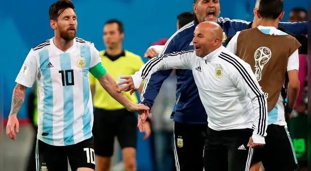 Rusia 2018: Jorge Sampaoli consulta los cambios del partido a Lionel Messi
