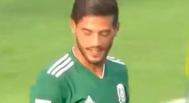 Carlos Vela se lamenta la ocasión fallada ante Suecia. Carlos Vela se lamenta la ocasión fallada ante Suecia.