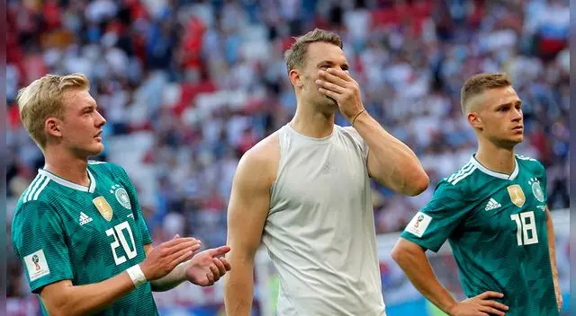 Julian Brandt, Manuel Neur y Joshua Kimmich se lamentan la eliminación de Alemania.