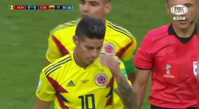 James Rodríguez se retiró muy molesto durante el primer tiempo entre Colombia y Senegal. Foto: Captura / FOX Sports
