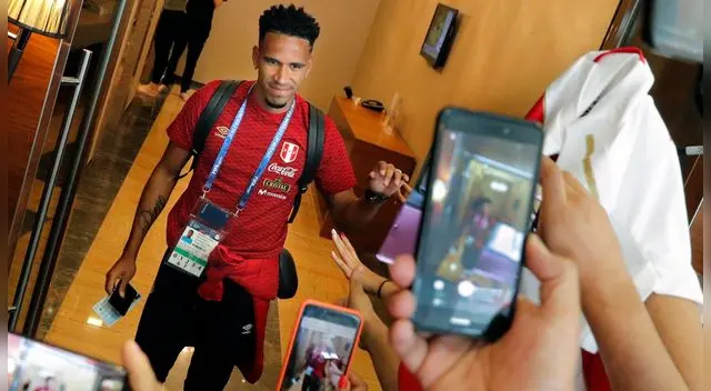 Pedro Gallese saluda a los hinchas peruanos durante el Mundial Rusia 2018.
