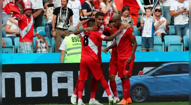 El plantel de la Selección Peruana tuvo un retraso en su hora de llegada al país.