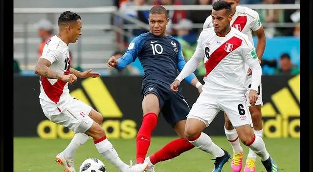 Yoshimar Yotún y Miguel Trauco disputan un balón con Kylian Mbappé. Yoshimar Yotún y Miguel Trauco disputan un balón con Kylian Mbappé.