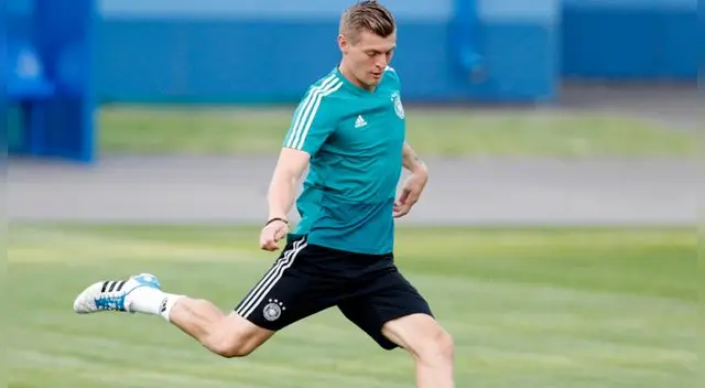 Toni Kroos (Real Madrid) tiene una claúsula de 500 millones de euros. Toni Kroos (Real Madrid) tiene una claúsula de 500 millones de euros.