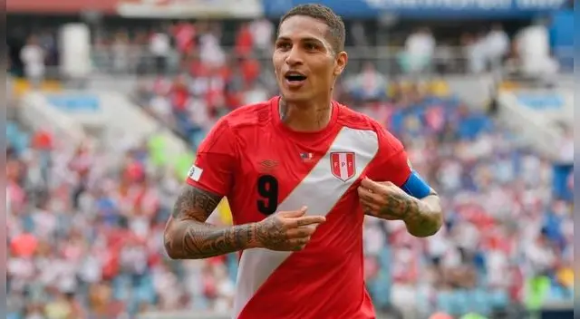 Paolo Guerrero celebra su gol con Perú ante Australia.
