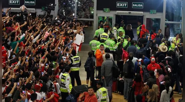 La Selección Peruana tuvo un caluroso recibimiento. La Selección Peruana tuvo un caluroso recibimiento.