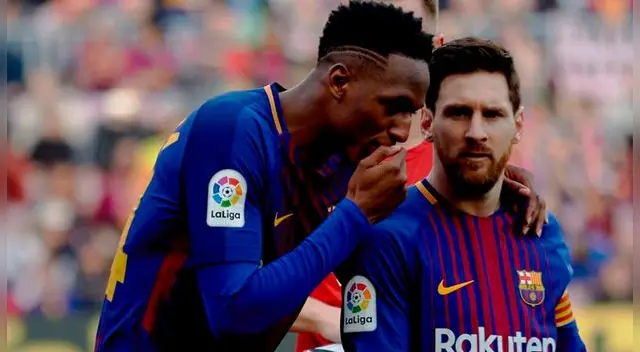 Yerry Mina conversa con Lionel Messi.