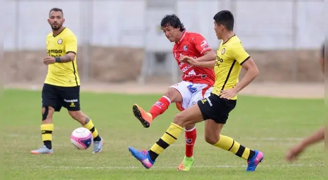 Yoshiro Salazar intenta un pase en el Deportivo Coopsol-Cienciano.