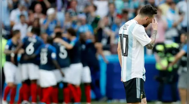Lionel Messi se lamenta por la eliminación de Argentina a manos de Francia. Foto: EFE