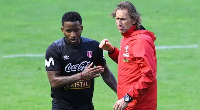 Jefferson Farfán y Ricardo Gareca en un entrenamiento de la Selección Peruana. Jefferson Farfán y Ricardo Gareca en un entrenamiento de la Selección Peruana.
