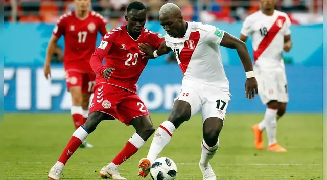 Luis Advíncula disputa un balón con Pione Sisto. Luis Advíncula disputa un balón con Pione Sisto.